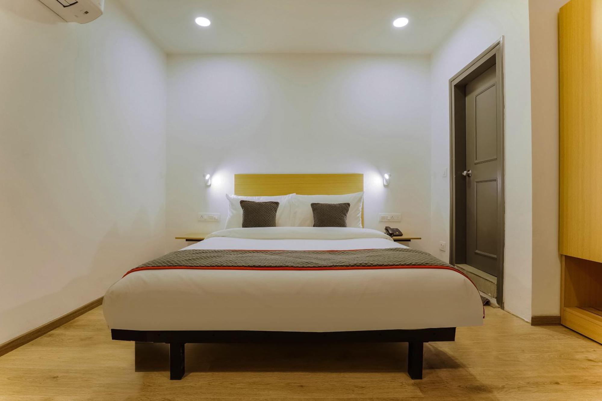 Townhouse Prithvi Resort Near Phoenix Palassio Λάκναου Εξωτερικό φωτογραφία