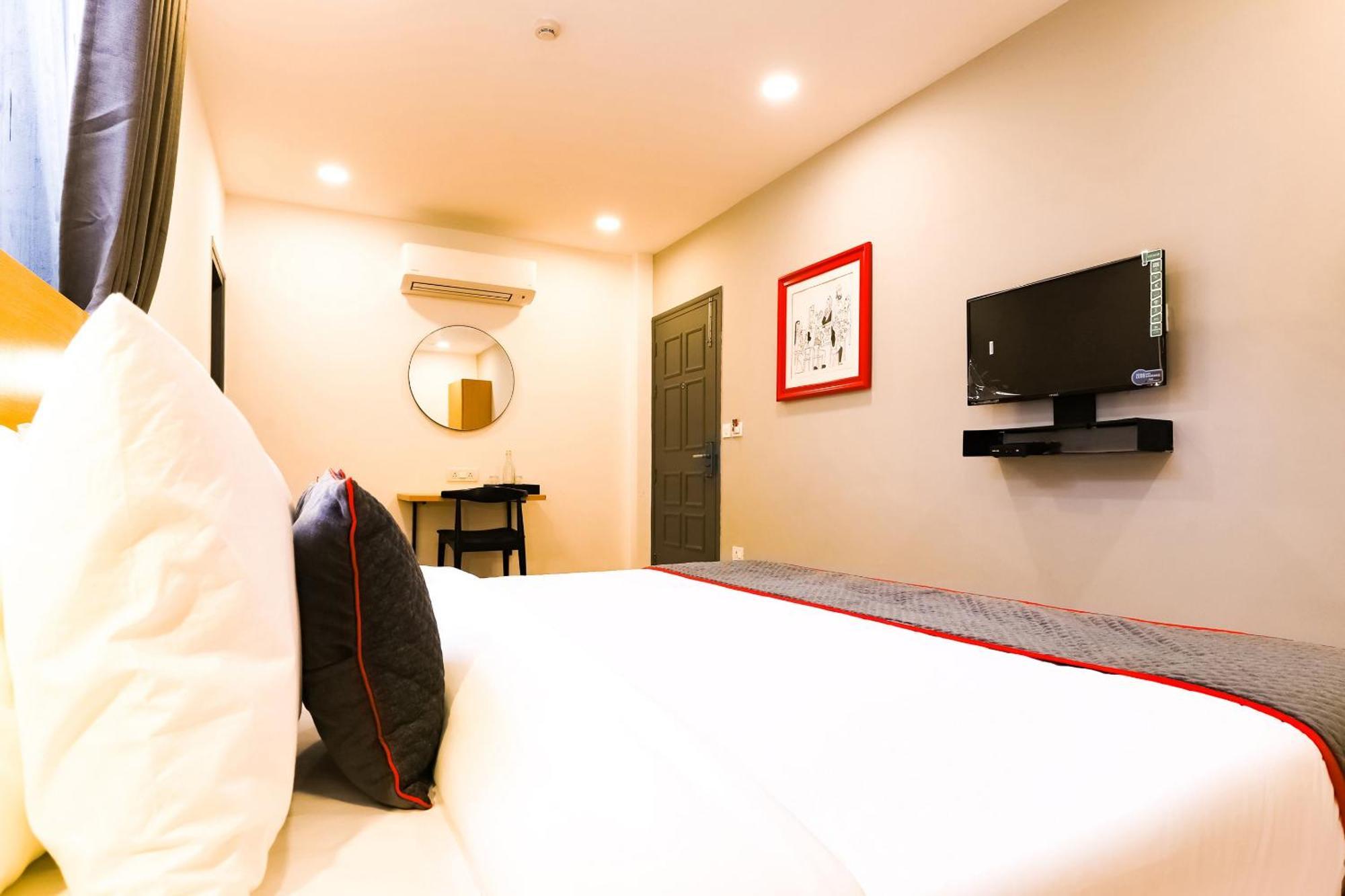 Townhouse Prithvi Resort Near Phoenix Palassio Λάκναου Εξωτερικό φωτογραφία