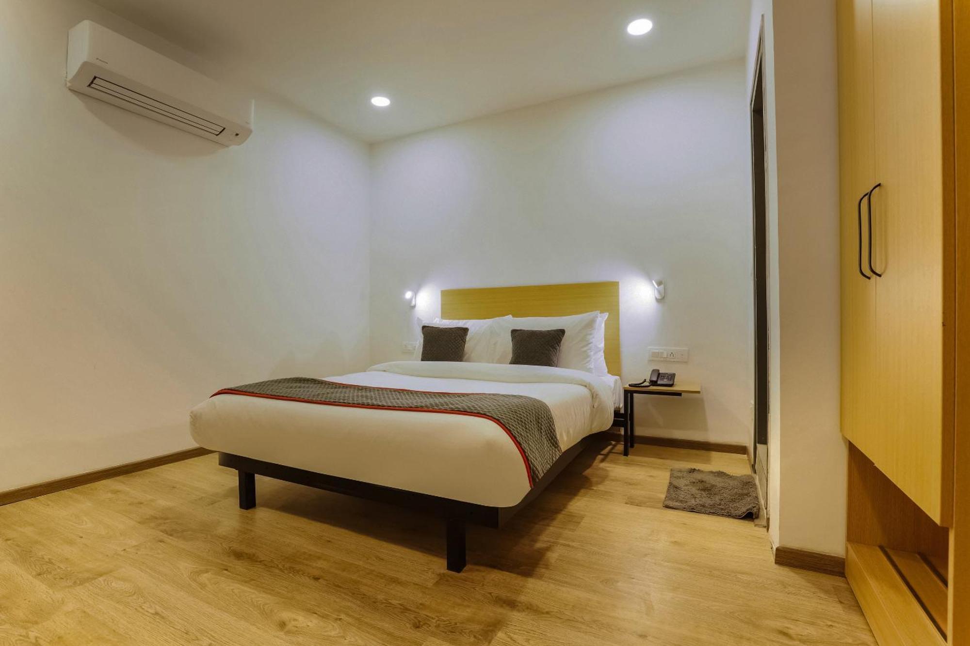 Townhouse Prithvi Resort Near Phoenix Palassio Λάκναου Εξωτερικό φωτογραφία
